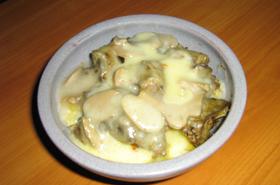 Гювече с пилешки дробчета, картофи, гъби и кашкавал