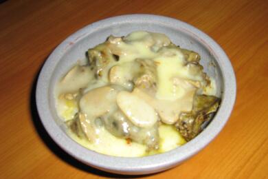 Гювече с пилешки дробчета, картофи, гъби и кашкавал