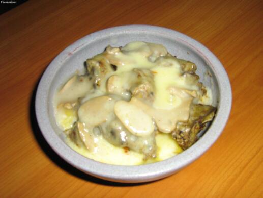 Гювече с пилешки дробчета, картофи, гъби и кашкавал