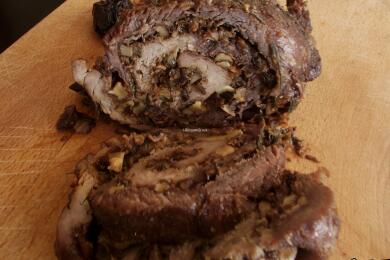 Свинско руло с праз, орехи и сушени сини сливи