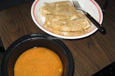 Пилешки пръчици със сос