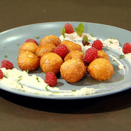 Бухти с 2 крема и карамелен сос