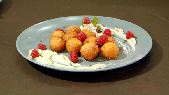 Бухти с 2 крема и карамелен сос