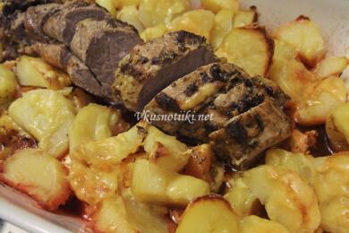 Месо с картофи и чубрица в гювеч или огнеопорно стъкло