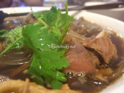 Пиле яхния с гъби