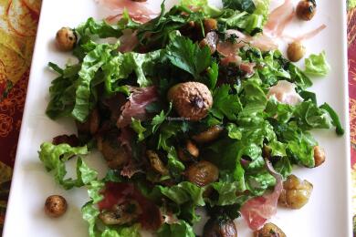 Салата със спанак, кестени и прошуто