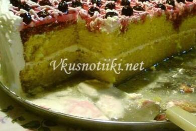 Пандишпанова торта със сметана и сладко от вишни