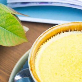 Топла напитка с куркума