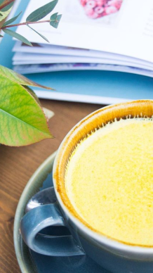 Топла напитка с куркума