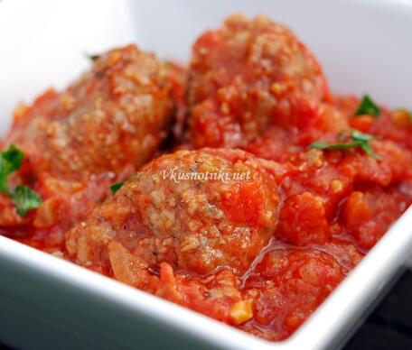 Пържени кюфтета с доматен сос