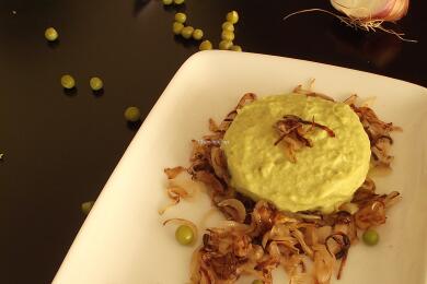 Пюре от грах върху канапе от карамелизиран лук