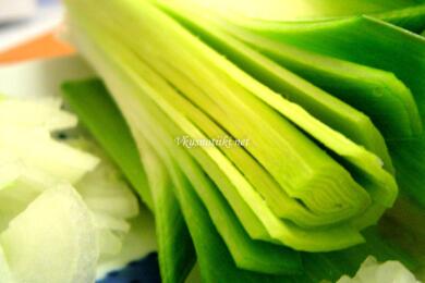 Пържен праз с домати и маслини 