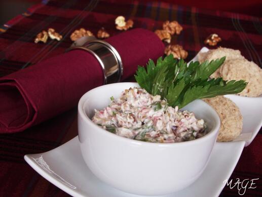 Пикантен дип с орехи