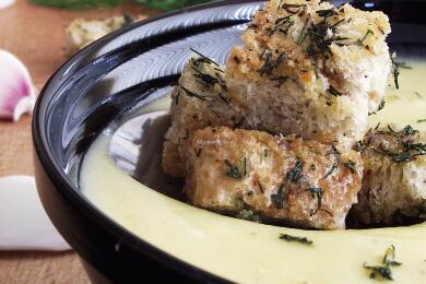 Супа от тиквички с кротони с копър