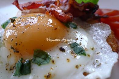 Яйца с бекон и лук