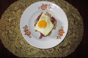 Наденица в гювече