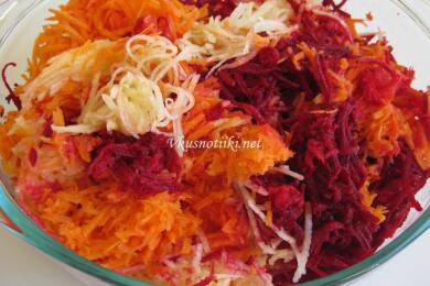 Пъстра салата от моркови, зеле, червено цвекло и ряпа