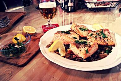 Сьомга с бира върху канапе от праз