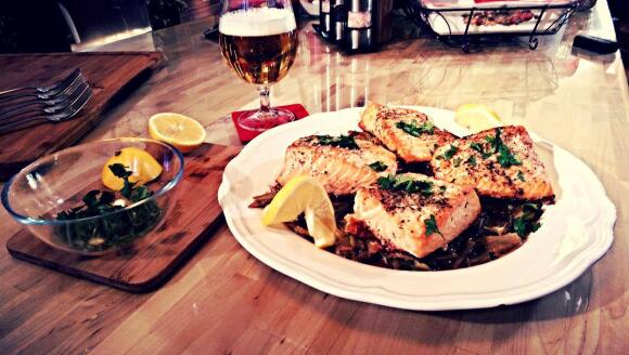 Сьомга с бира върху канапе от праз