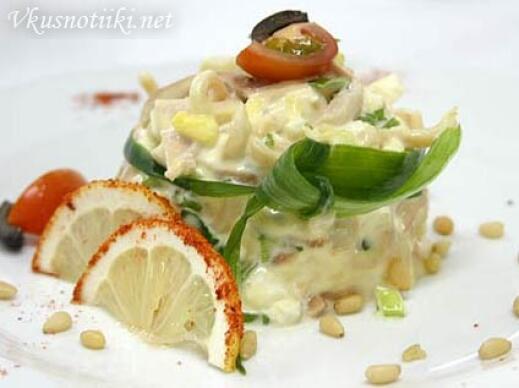 Салата от калмари с царевица и ябълки