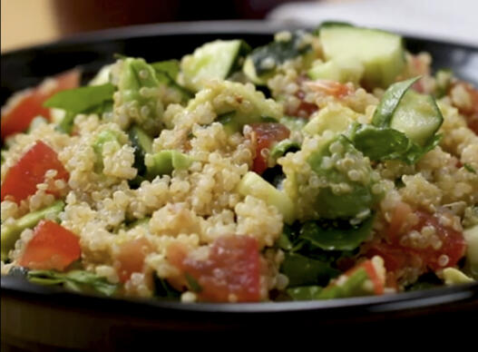 Салата с киноа и авокадо