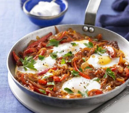 Яйца на тиган с домати, чушка и кисело мляко