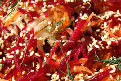 Пъстра салата от моркови, зеле, червено цвекло и ряпа