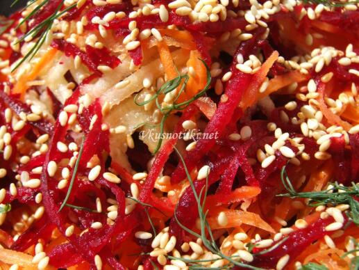 Пъстра салата от моркови, зеле, червено цвекло и ряпа