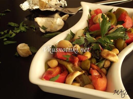 Салата от нахут с печен чесън и балсамова редукция