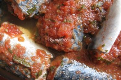 Пържени скумрии  с доматен сос и гъби