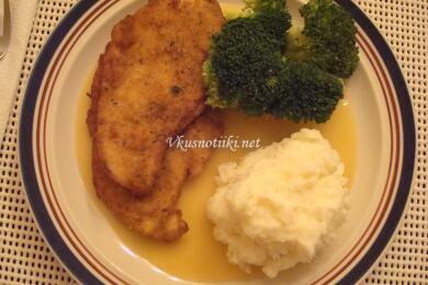 Панирана пилешка пържола с шунка, гъби и  кашкавал