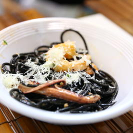 Спагети с мастило от сепия и морски дарове