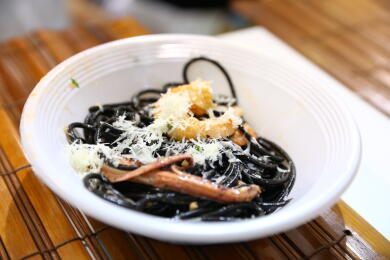 Спагети с мастило от сепия и морски дарове