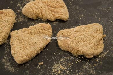 Панирана пилешка пържола с шунка, гъби и  кашкавал