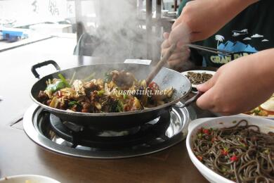 Пилешко месо със сладко кисели зеленчуци