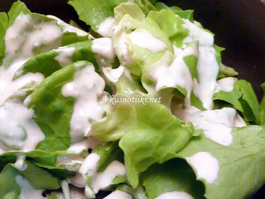 Зелена салата с кисело мляко