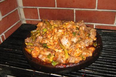 Сач със свинско и пилешко месо