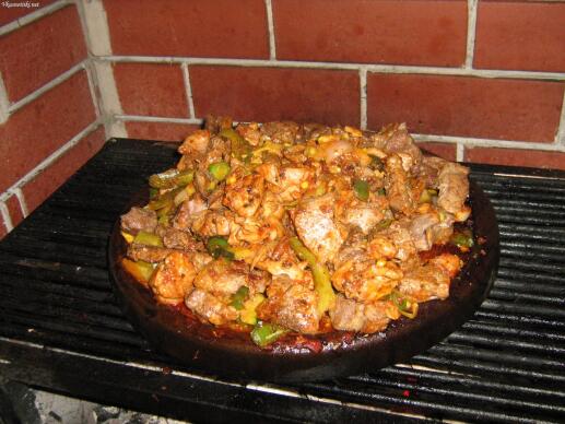 Сач със свинско и пилешко месо