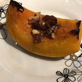 Печена тиква с мед, орехи и стафиди