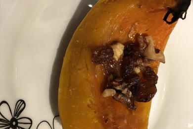 Печена тиква с мед, орехи и стафиди