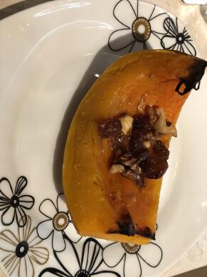 Печена тиква с мед, орехи и стафиди