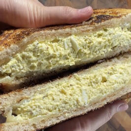 Салата с настъргани яйца