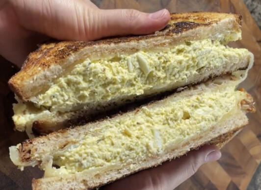 Салата с настъргани яйца