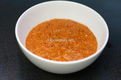 Салата от червени чушки  с  извара