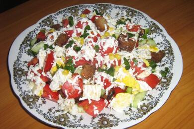 Салата с пържени яйца и крутони