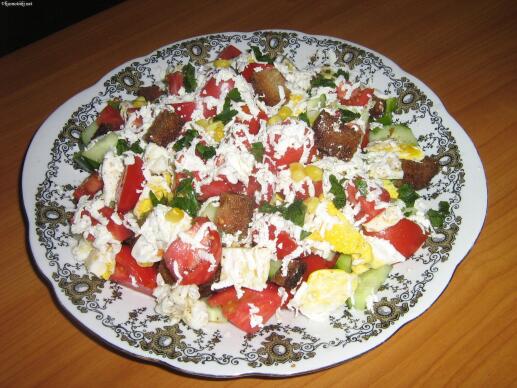 Салата с пържени яйца и крутони