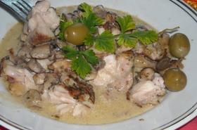 Пилешко месо с бял сос и маслини