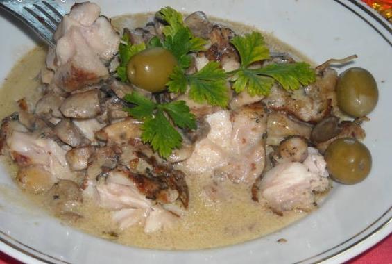 Пилешко месо с бял сос и маслини