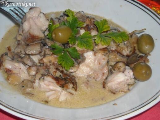 Пилешко месо с бял сос и маслини