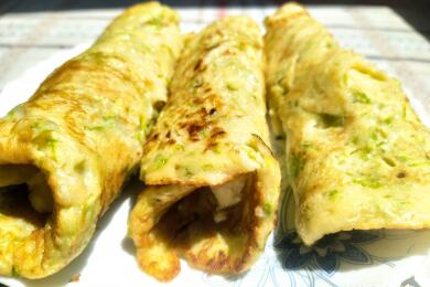 Вкусни палачинки от тиквички с плънка от сирена